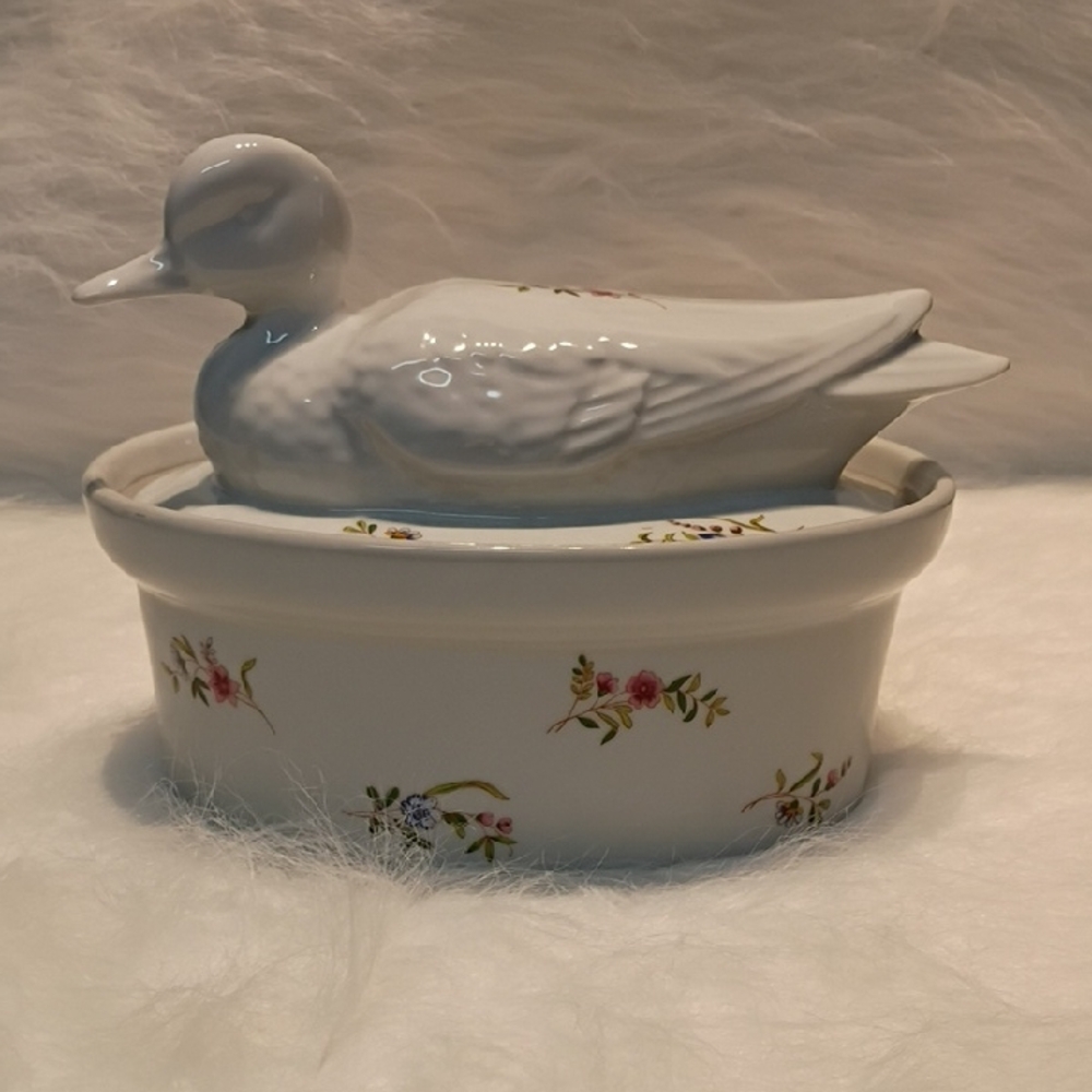 Elegant Cordon Bleu Floral Duck Serveware in White Vintage